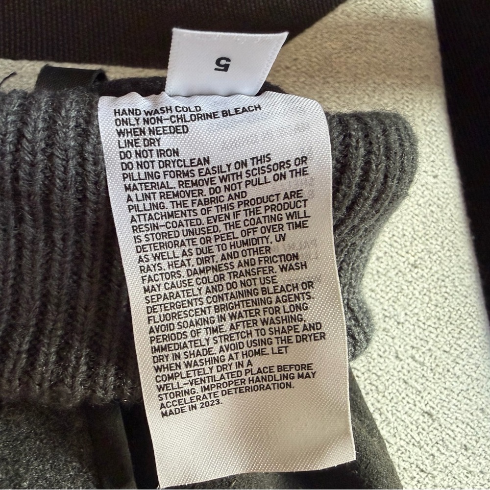 Uniqlo HeatTech Gloves - Picture 4 of 4